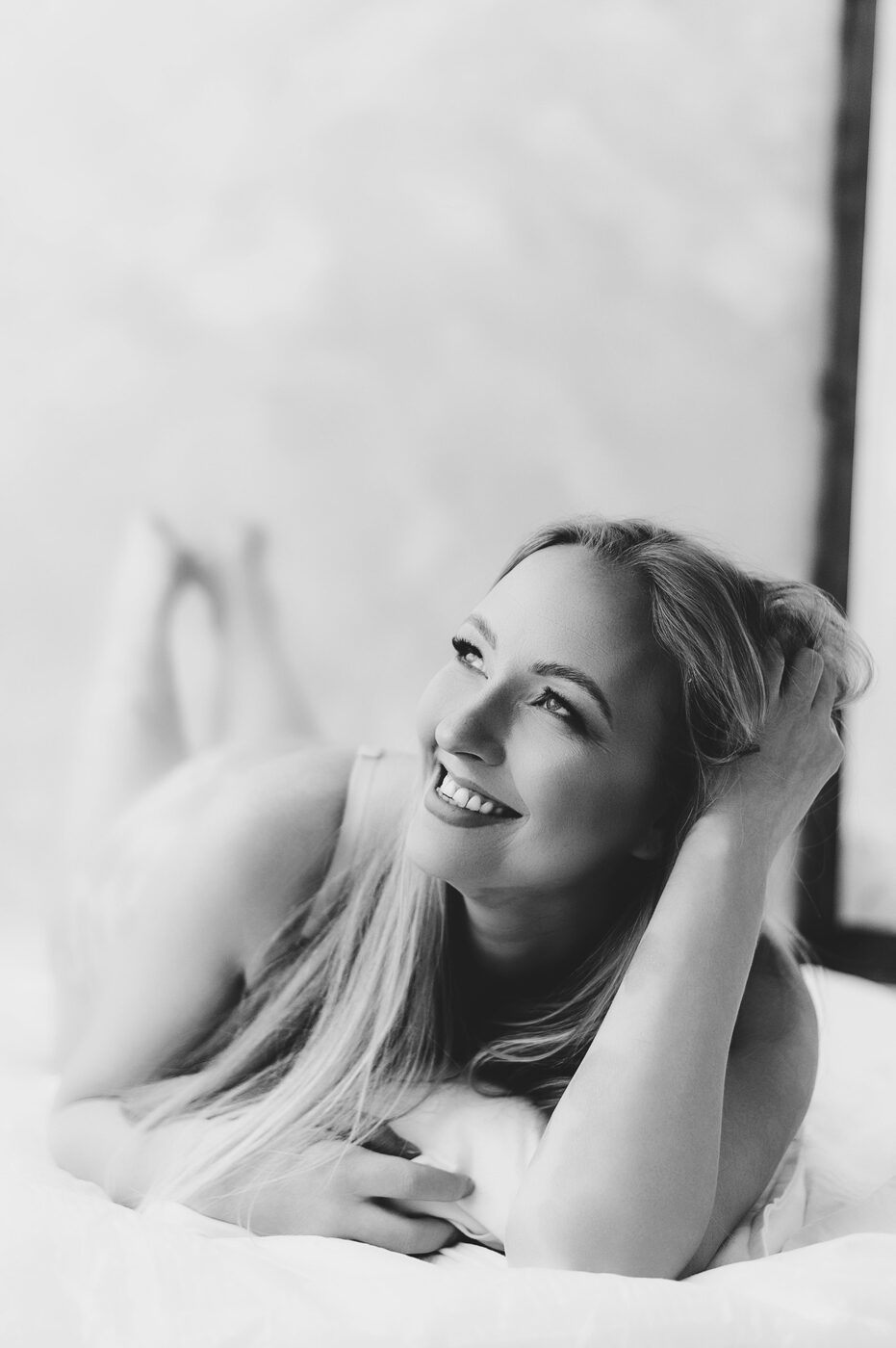 Naturalny kobiecy portret w jasnym studio