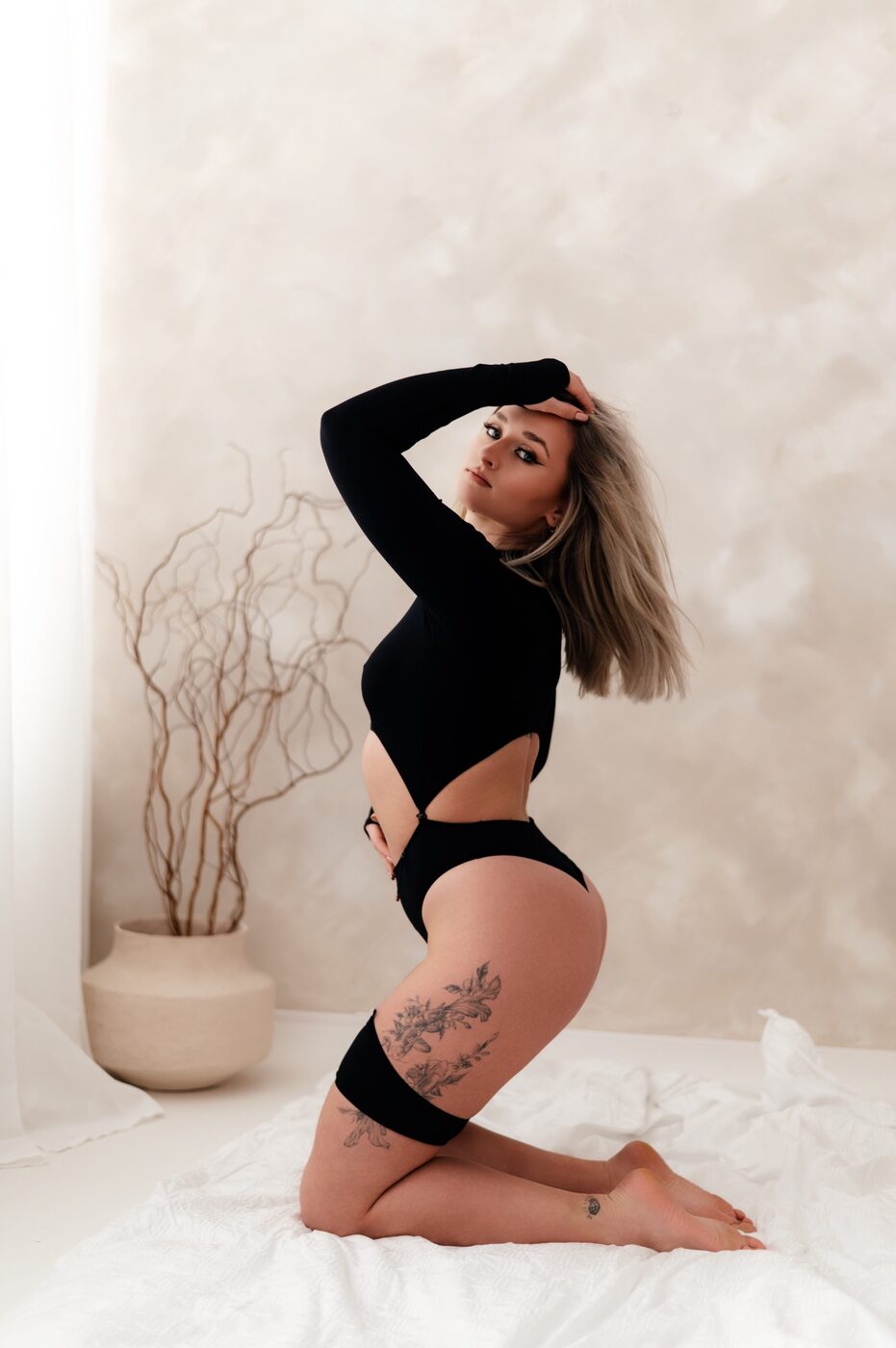 Delikatny kobiecy portret przy oknie
