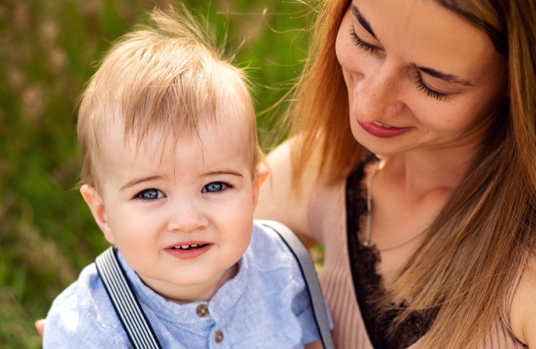 Mama z dzieckiem podczas rodzinnej sesji plenerowej