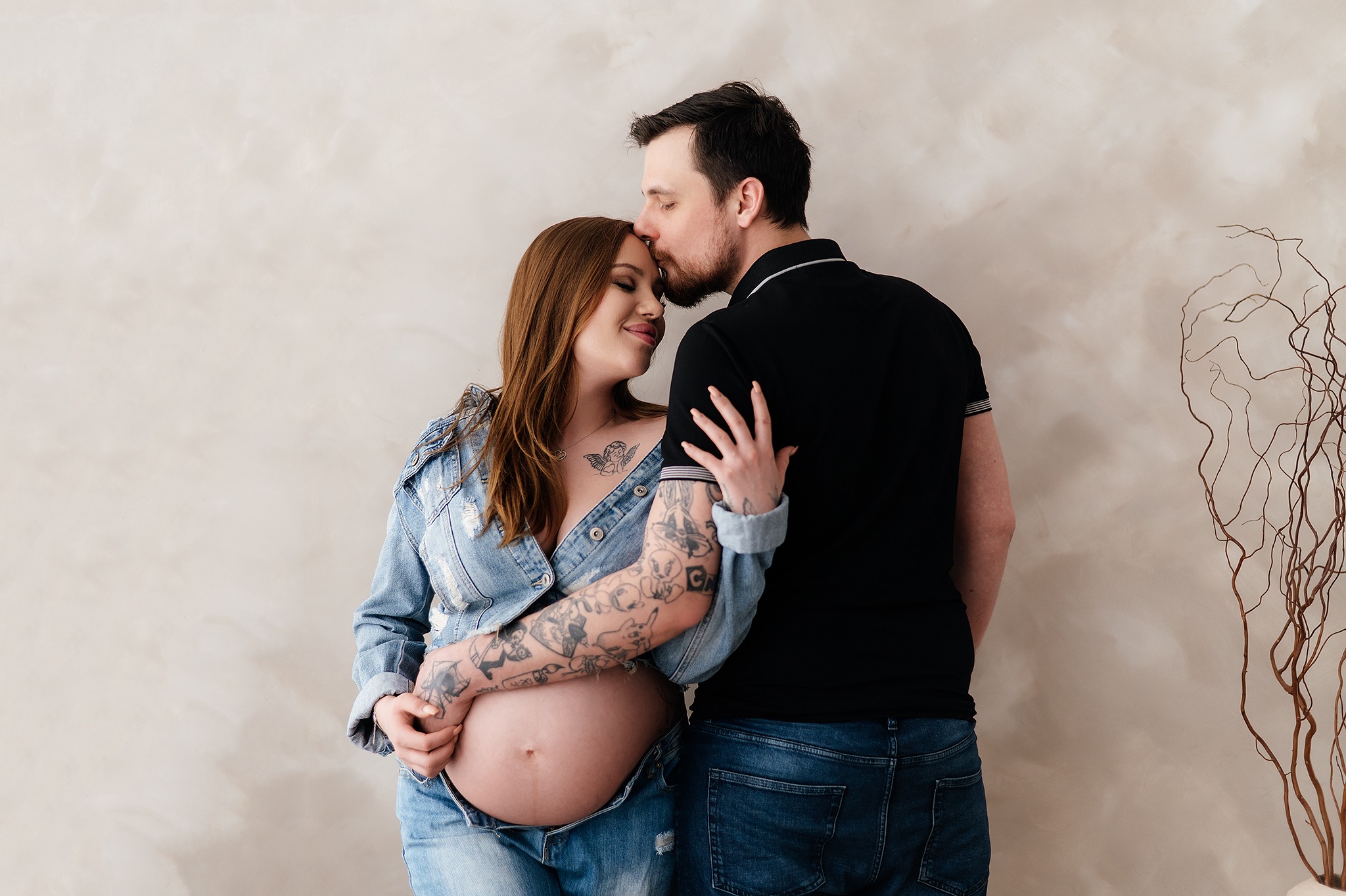 Para podczas czułej sesji ciążowej w studio w Knurowie